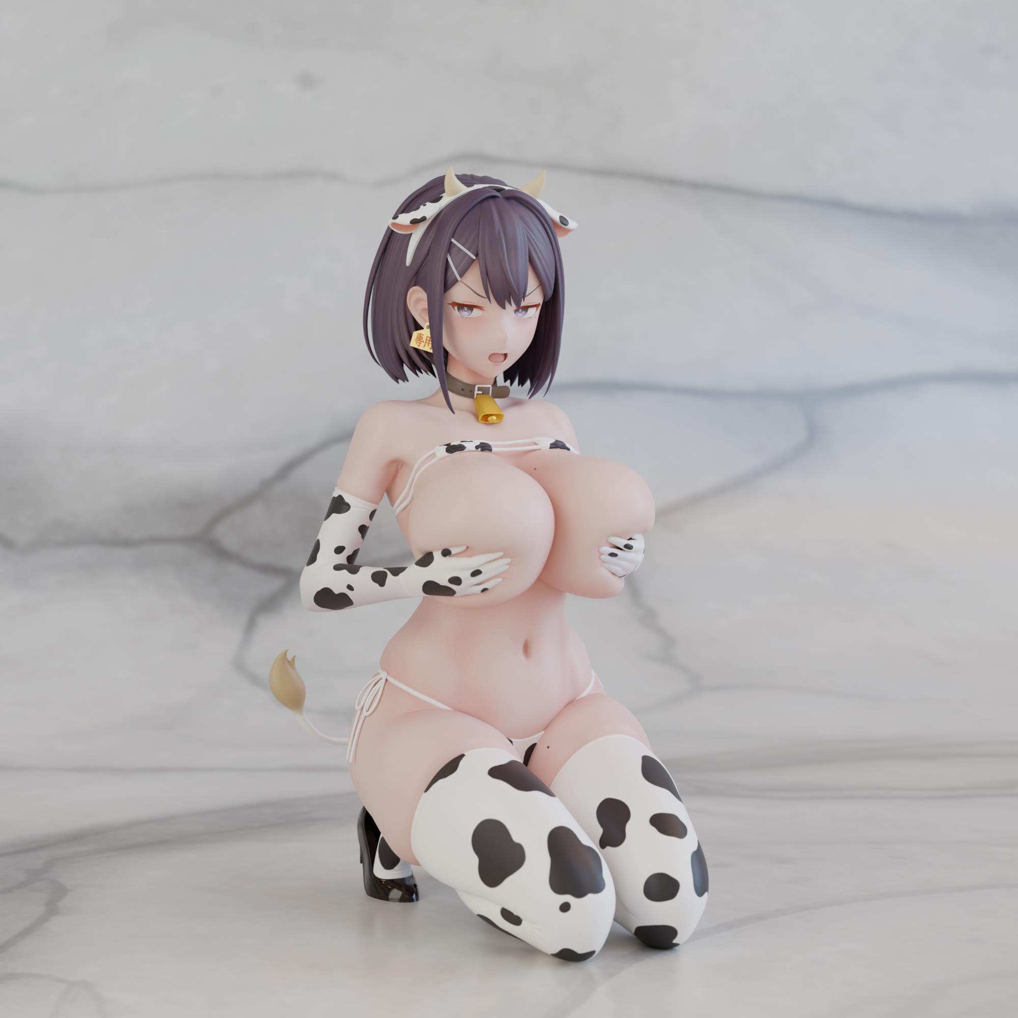 靜子乳牛裝跪坐雕像，正面